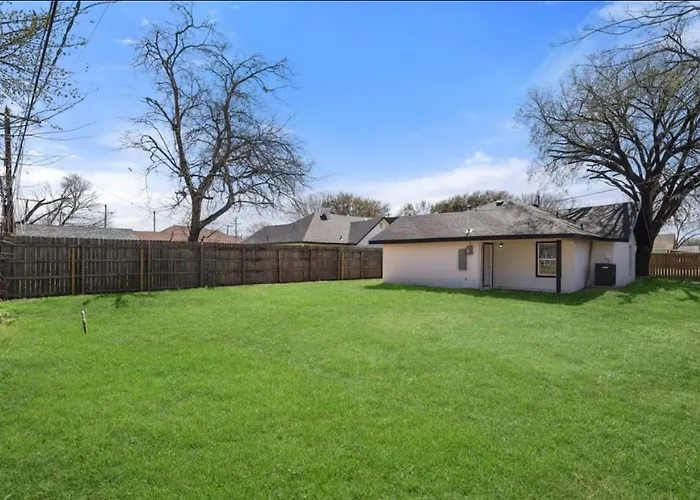 Spacious 3 Bedroom 2 Bath In Downtown Holiday home