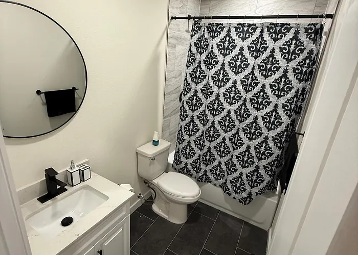 Spacious 3 Bedroom 2 Bath In Downtown Holiday home *
