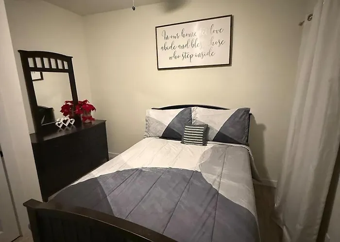 Spacious 3 Bedroom 2 Bath In Downtown *