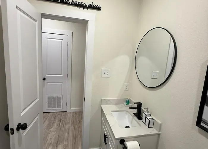 Spacious 3 Bedroom 2 Bath In Downtown Holiday home *