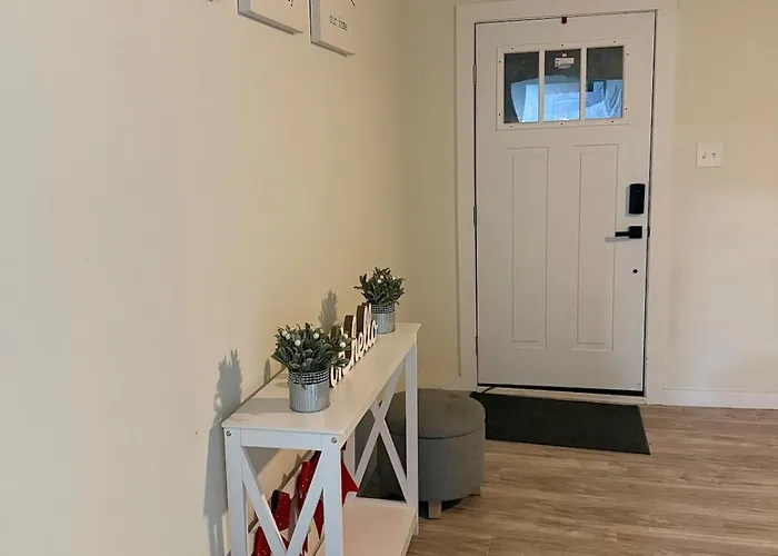 Spacious 3 Bedroom 2 Bath In Downtown *