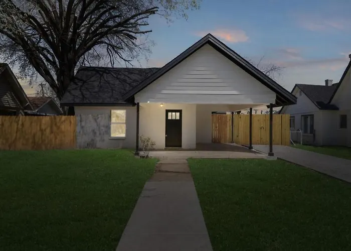 Spacious 3 Bedroom 2 Bath In Downtown *