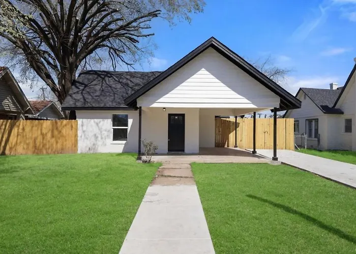 Spacious 3 Bedroom 2 Bath In Downtown * Fort Worth