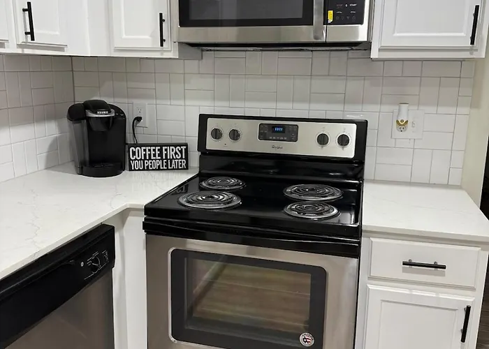 Spacious 3 Bedroom 2 Bath In Downtown Holiday home *