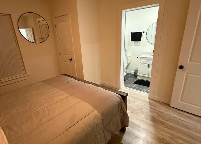 Spacious 3 Bedroom 2 Bath In Downtown Holiday home