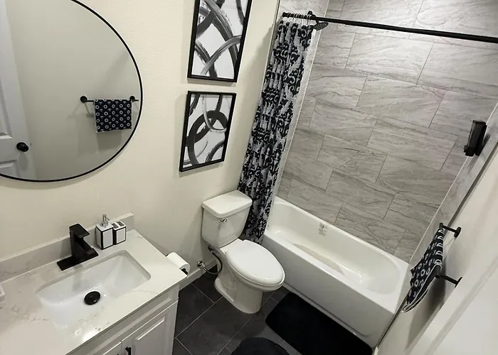 Spacious 3 Bedroom 2 Bath In Downtown *