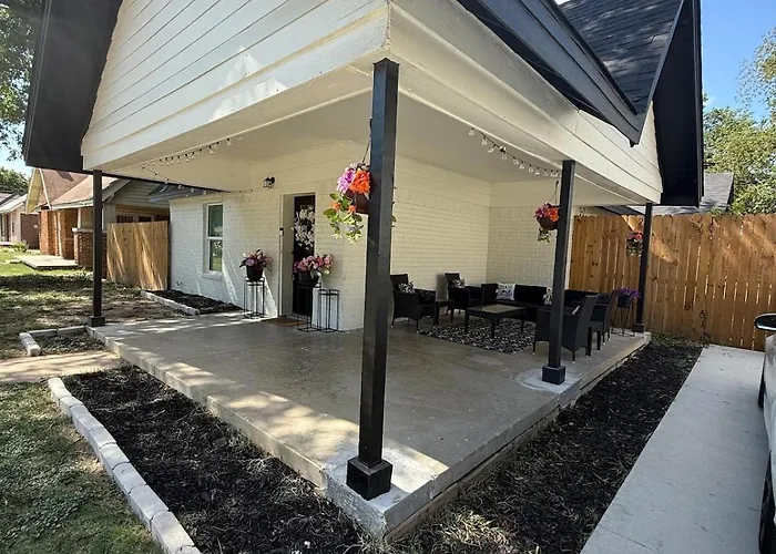 Spacious 3 Bedroom 2 Bath In Downtown *