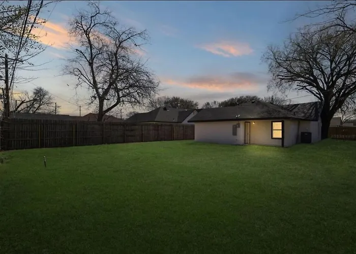 Spacious 3 Bedroom 2 Bath In Downtown Holiday home Fort Worth