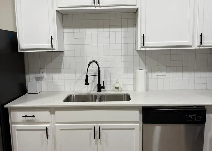 Spacious 3 Bedroom 2 Bath In Downtown