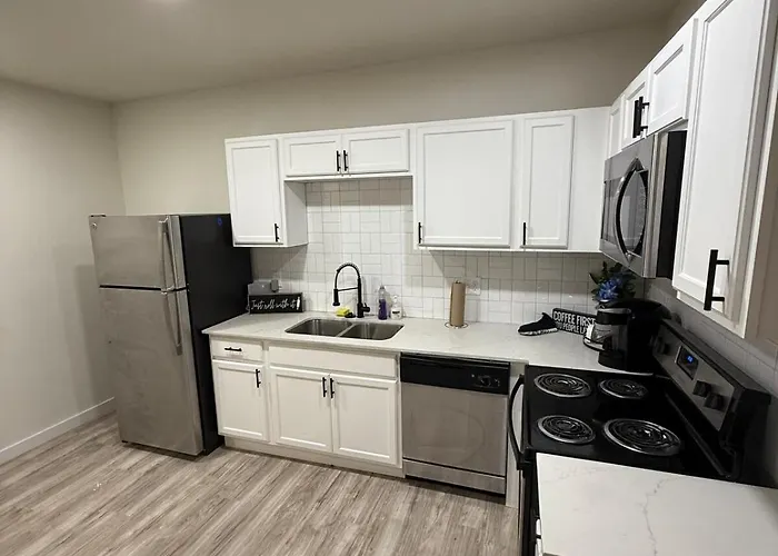 Spacious 3 Bedroom 2 Bath In Downtown *