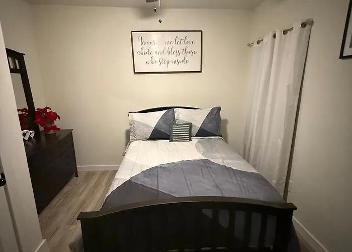Holiday home Spacious 3 Bedroom 2 Bath In Downtown