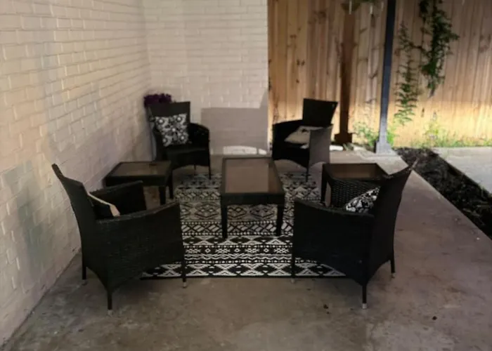 Holiday home Spacious 3 Bedroom 2 Bath In Downtown