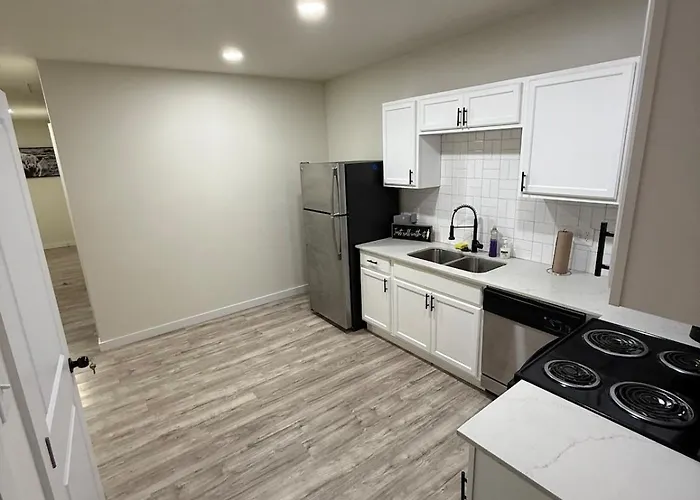 Spacious 3 Bedroom 2 Bath In Downtown Holiday home *