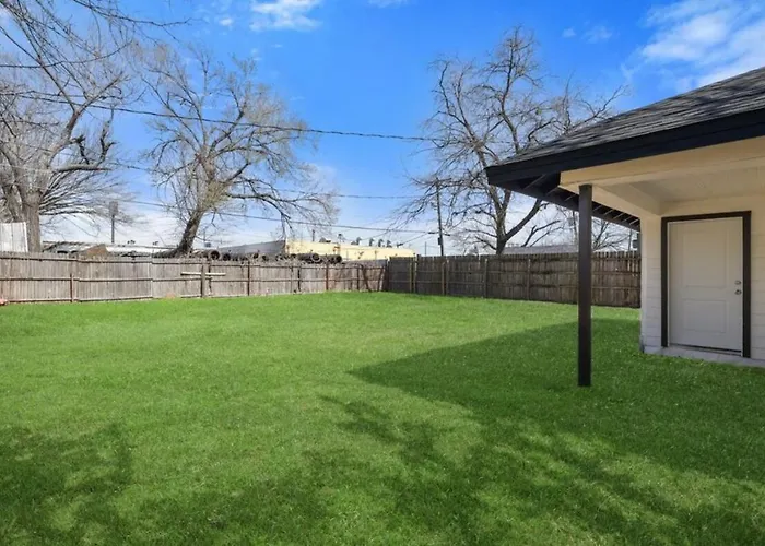 Spacious 3 Bedroom 2 Bath In Downtown