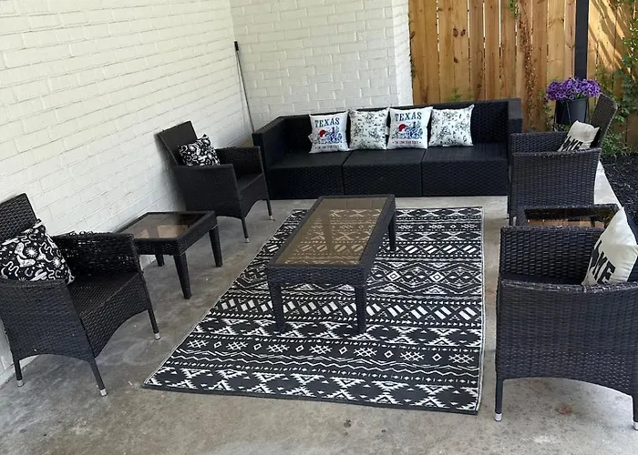Spacious 3 Bedroom 2 Bath In Downtown *
