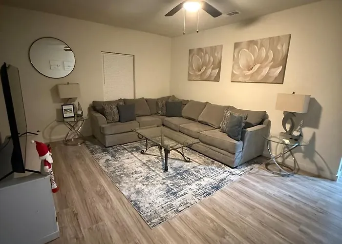 Spacious 3 Bedroom 2 Bath In Downtown Holiday home