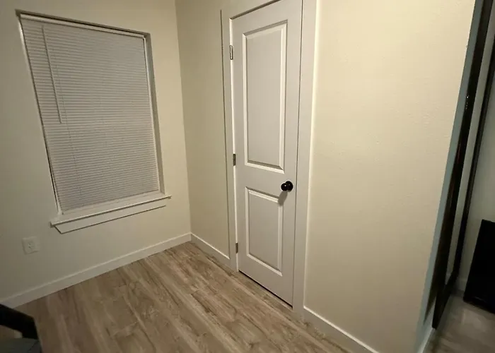 Spacious 3 Bedroom 2 Bath In Downtown