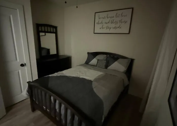 Spacious 3 Bedroom 2 Bath In Downtown