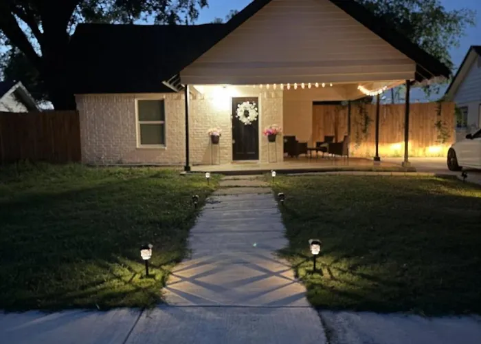 Spacious 3 Bedroom 2 Bath In Downtown