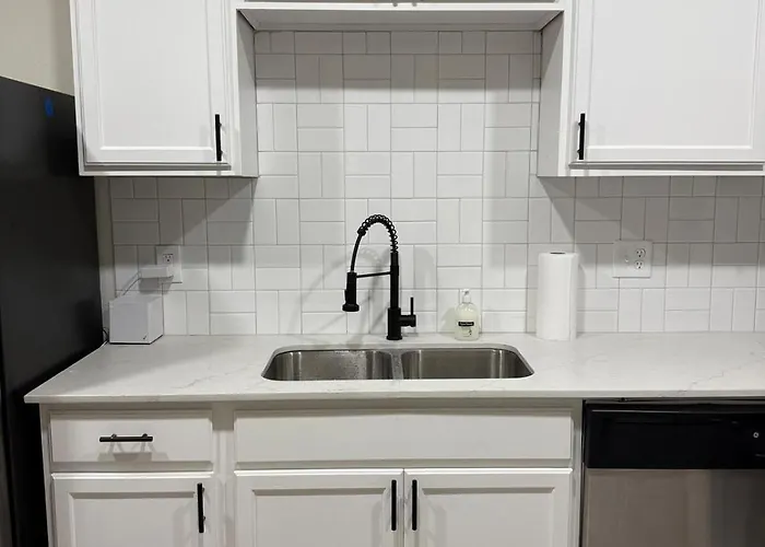 Spacious 3 Bedroom 2 Bath In Downtown Holiday home