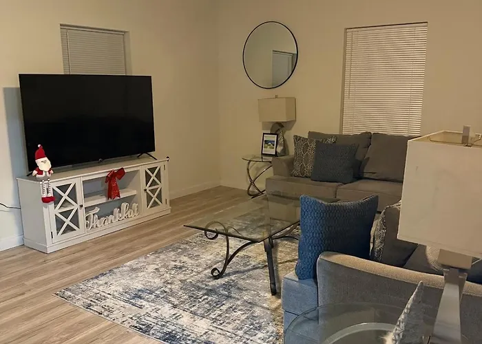 Spacious 3 Bedroom 2 Bath In Downtown Holiday home *