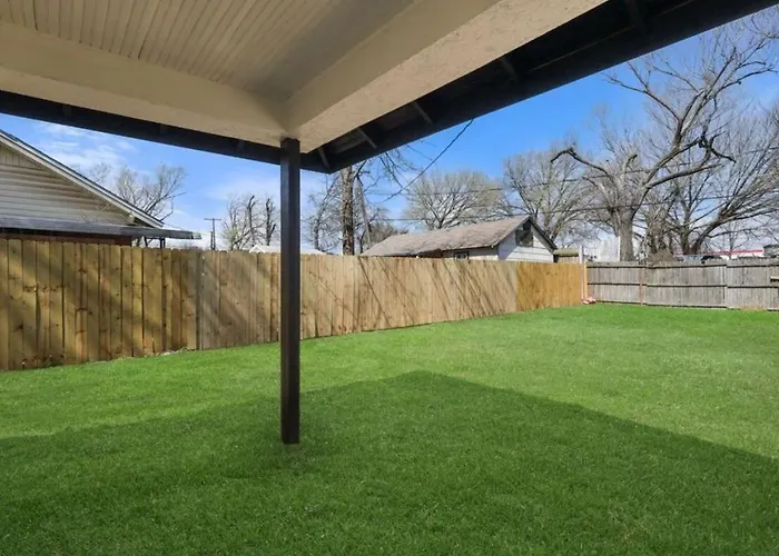 Spacious 3 Bedroom 2 Bath In Downtown Holiday home