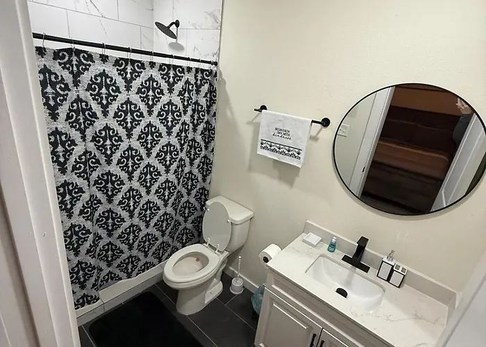 Spacious 3 Bedroom 2 Bath In Downtown *