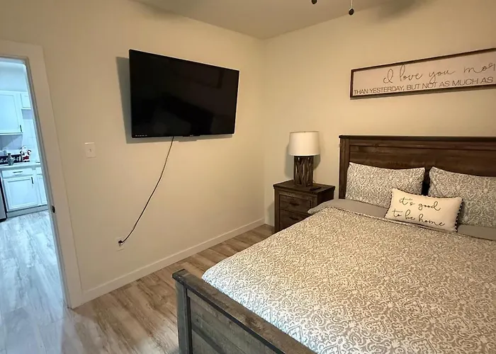 Spacious 3 Bedroom 2 Bath In Downtown