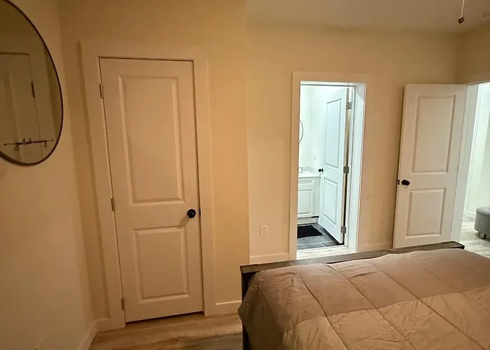 Spacious 3 Bedroom 2 Bath In Downtown