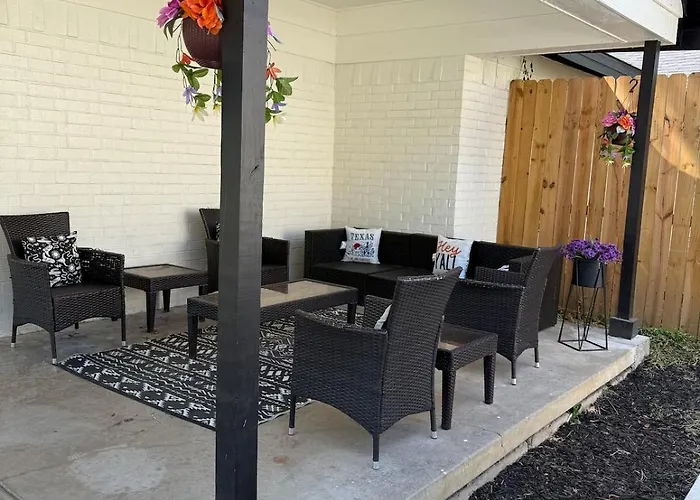 Spacious 3 Bedroom 2 Bath In Downtown *